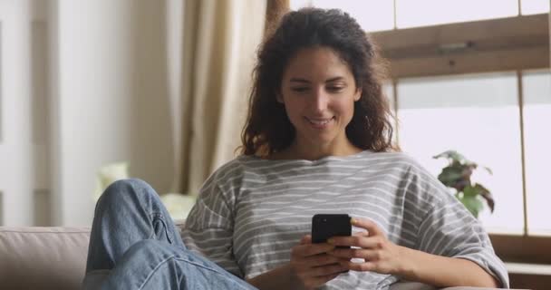 快乐的年轻女人在家里用智能手机程序发短信 — 图库视频影像
