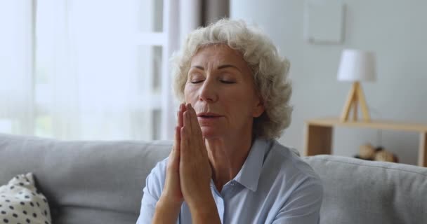 忠实的老奶奶一个人在家里满怀希望地祈祷 — 图库视频影像