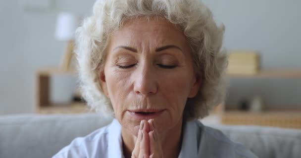 老年妇女满怀希望地在家中祈祷，近距离观察 — 图库视频影像