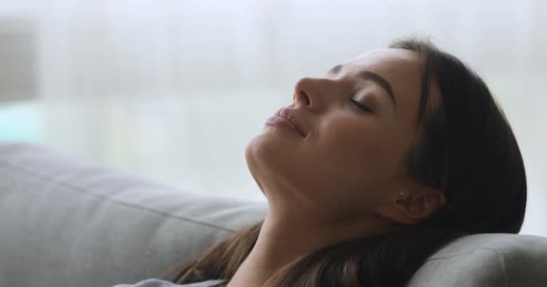 Giovane donna sana prendendo profondo respiro di aria fresca — Video Stock