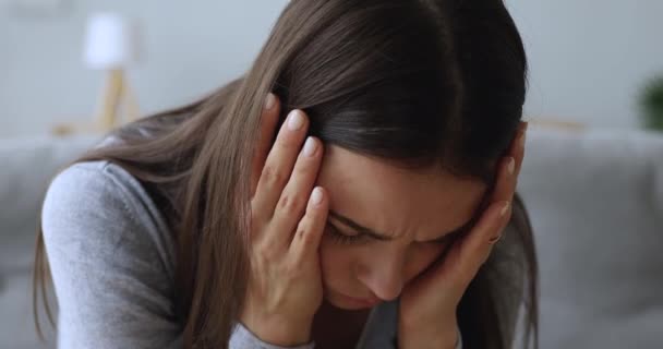 Sorglig ung kvinna orolig ansikte har problem att känna depression — Stockvideo