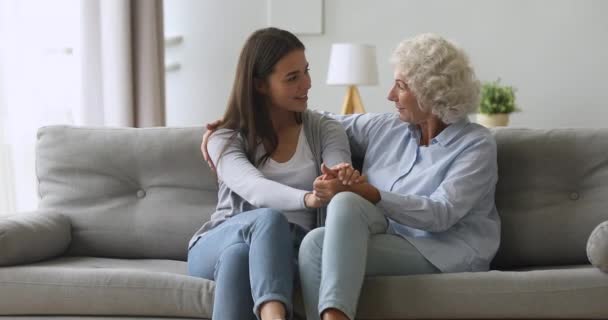 Boldog fiatal lány és idős anya beszél kötődés otthon — Stock videók