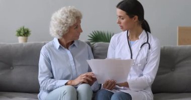 Kadın doktor, büyükannesine danışmanlık yapıyor. Sağlık sigortası öneriyor.