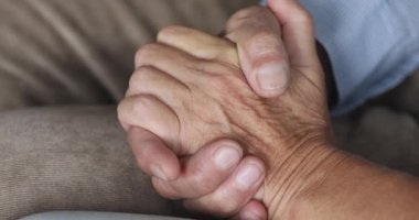 Büyük anne ve büyük baba, el ele tutuşan çift, manzarayı kapatın.