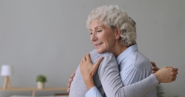 Vårda äldre äldre äldre mormor kramar stödja unga barnbarn — Stockvideo