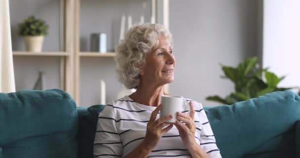 Люблячий старший дід, що покриває стару бабусю ковдрою вдома — стокове відео