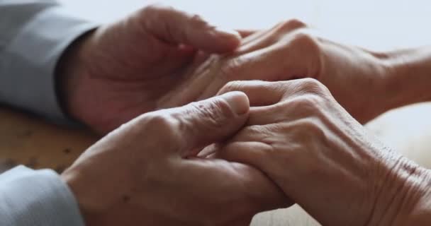 Pareja de ancianos adultos de la familia tomados de la mano, de cerca — Vídeo de stock