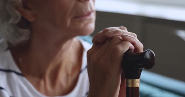 Abuela mayor sosteniendo bastón en las manos, vista de cerca — Vídeo de stock