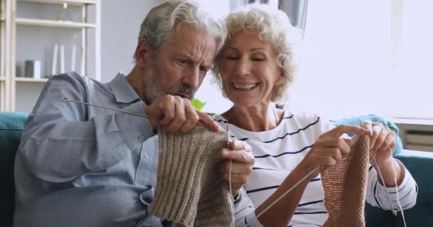 Ηλικιωμένος παππούς εκμάθηση πλέξιμο βοηθώντας ηλικιωμένη γυναίκα στο σπίτι — Αρχείο Βίντεο