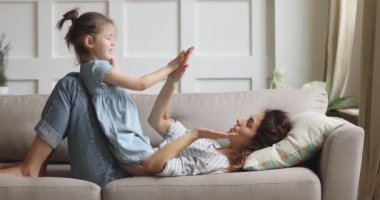 Mutlu anne ve küçük kız evde pasta oynuyorlar.