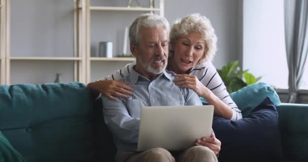 Feliz abuelo mayor usando el ordenador portátil hablar con la abuela en casa — Vídeos de Stock