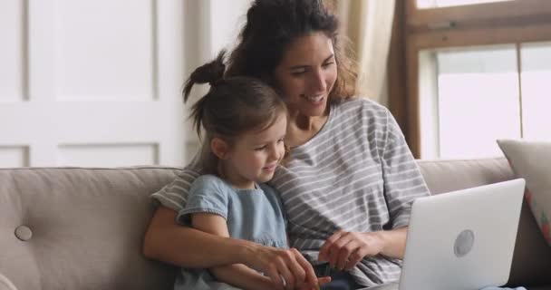 Lycklig mamma och förskola dotter har kul med hjälp av laptop tillsammans — Stockvideo