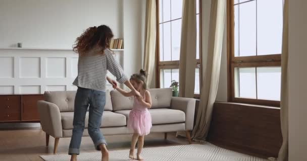 Gelukkig mam en kind dochter dansen samen spinnen thuis — Stockvideo