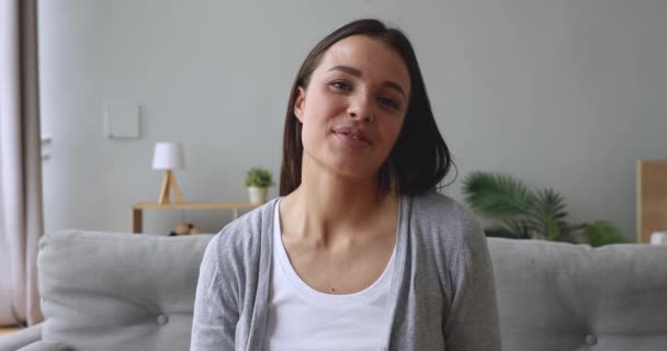 Молодая красивая женщина, разговаривающая с камерой дома — стоковое видео
