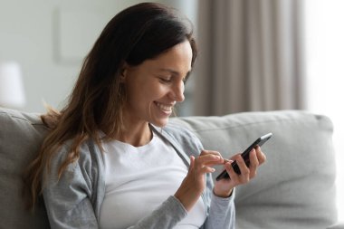 Cep telefonu uygulamaları kullanan mutlu milenyum kızı.