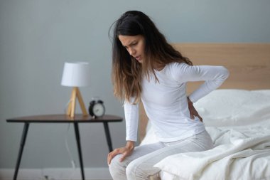 Mutsuz bin yıllık karışık ırk kadını acı çekiyor..