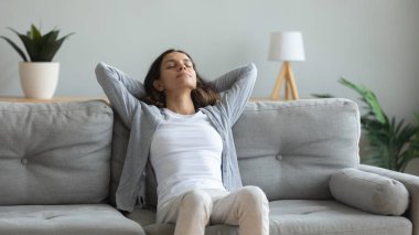 Genç melez kız evde tek başına meditasyon yapıyor..