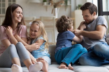 Mutlu anne ve baba küçük çocuklarla eğleniyor.