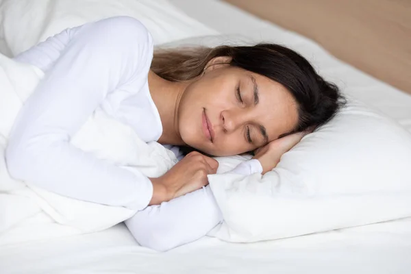 Damai bahagia milenial indah birasial wanita santai di tempat tidur yang nyaman . — Stok Foto