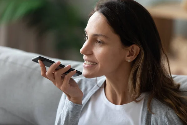 Tiro en la cabeza de cerca mujer joven activando asistente virtual . — Foto de Stock