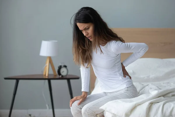 Ongelukkige duizendjarige gemengde ras vrouw die lijdt aan pijnlijke gevoelens. — Stockfoto