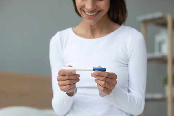 手拿着塑料检测的千年期分娩妇女的微笑. — 图库照片