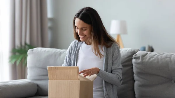 Cliente positivo satisfecho con la entrega rápida del envío de la compañía confiable . —  Fotos de Stock