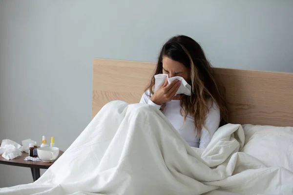 Ungesunde Millennial-Mischlingshündin kalt erwischt. — Stockfoto