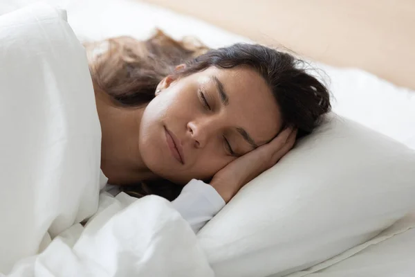 साइड दृश्य शांत युवा व्यावसायिक महिला बेड मध्ये झोपणे . — स्टॉक फोटो, इमेज