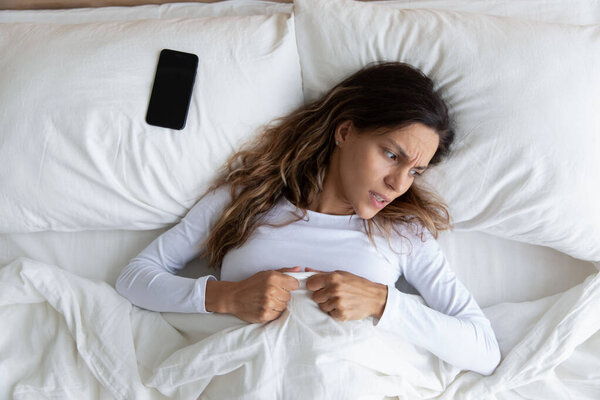 Раздражённая женщина из разных рас, просыпающаяся после сигнала тревоги
.