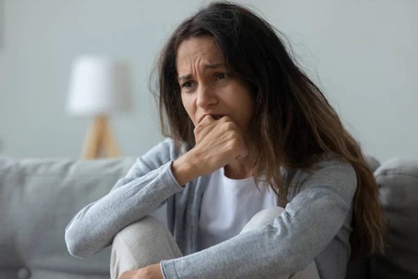 Frustrato giovane ragazza razza mista sensazione disperatamente . — Foto Stock