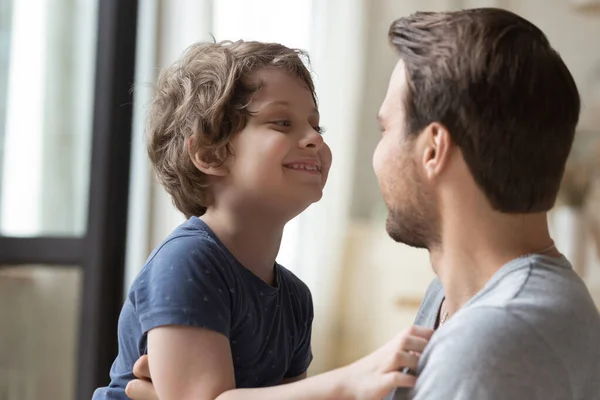 Lindo hijito mirando a padre, disfrutando de momento tierno — Foto de Stock