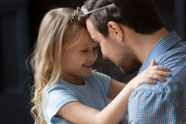 Закройте очаровательную маленькую дочь и папу трогательными лбами — стоковое фото