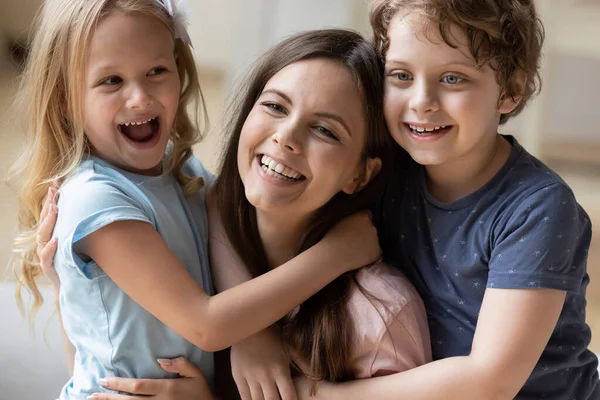 Huvudet sköt lycklig mor att ha kul med son och dotter — Stockfoto