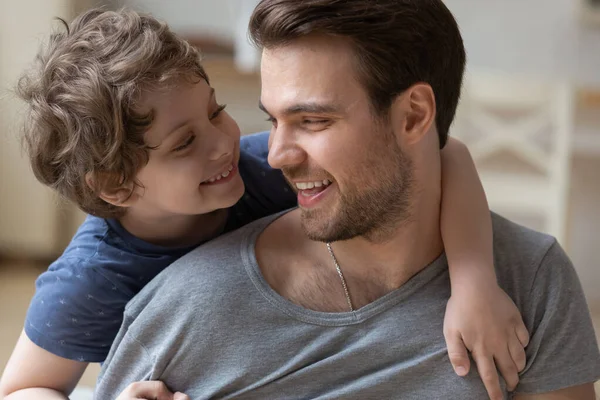 Gelukkig vader dragen kleine zoon op de rug, knuffelen, plezier hebben — Stockfoto