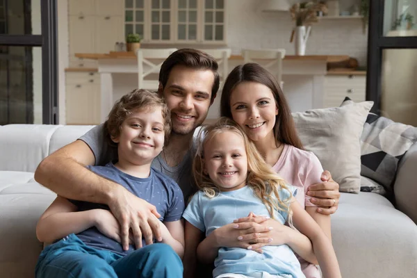 Huvudskott porträtt lycklig familj med två barn hemma — Stockfoto