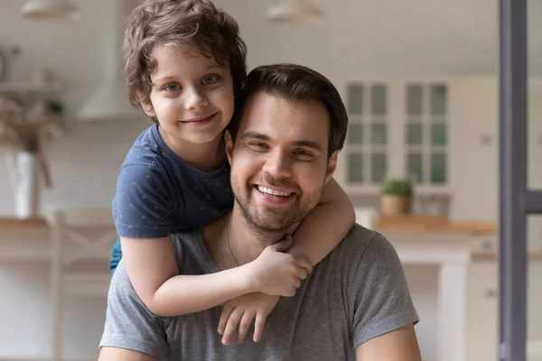 Head shot portrait happy father piggybacking cute little son — Stock Photo, Image