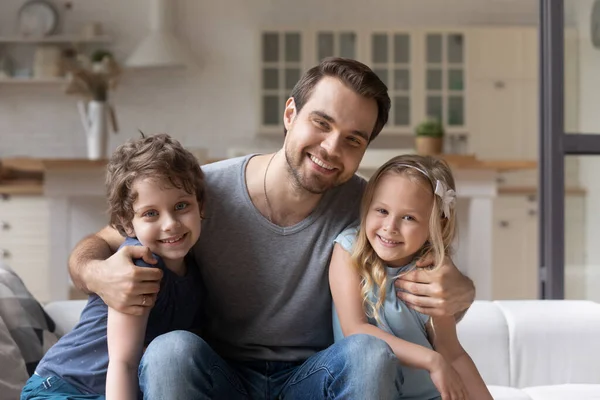 Porträtt leende far med bedårande son och dotter hemma — Stockfoto