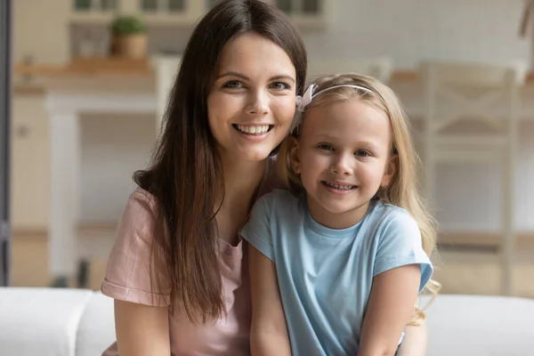 Kafadan çekilen portre gülümsüyor güzel anne ve tatlı küçük kızı — Stok fotoğraf