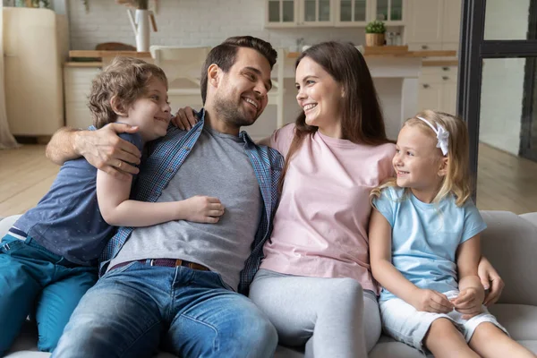 Felice famiglia abbracci, madre e padre godendo momento tenero — Foto Stock