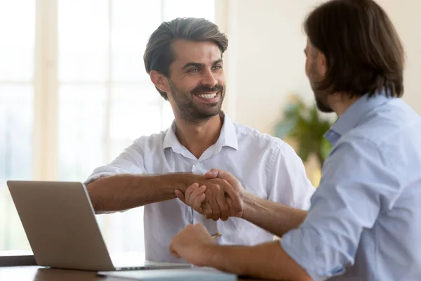 Feliz empresário vendedor gerente aperto de mão cliente satisfeito na reunião — Fotografia de Stock