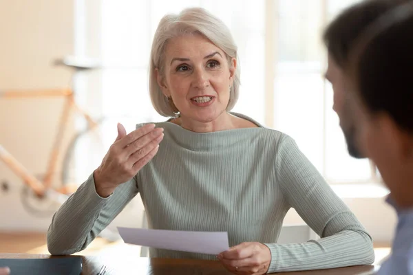 Zelfverzekerde volwassen zakenvrouw mentor sollicitant spreken bij onderhandelingen interview — Stockfoto