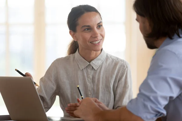 Mentora gerente mujer consultando a cliente masculino enseñando pasante con laptop —  Fotos de Stock