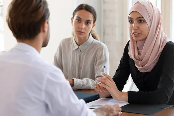 Asiatisch muslimisch weiblich hr manager interview applicant consulting client — Stockfoto