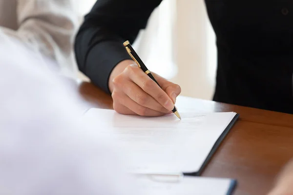 Cliente masculino assinar documento de negócios na mesa, vista de perto — Fotografia de Stock