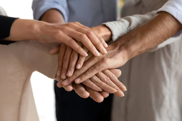 Empreendedores grupo empilhamento mãos juntos, vista de perto — Fotografia de Stock