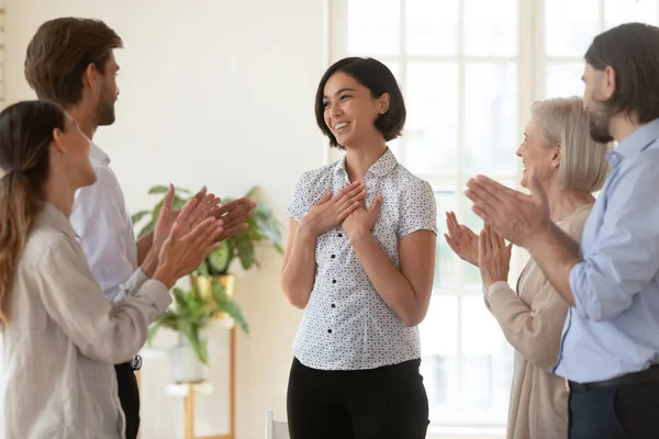 Agradable orgulloso asiático joven mujer de negocios obtener equipo aprecio apoyo aplausos — Foto de Stock