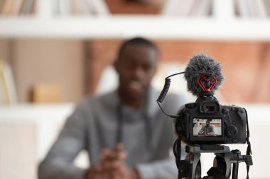 Kamera görüntüsü Afrikalı adam çevrimiçi kurs için eğitim videosu kaydediyor
