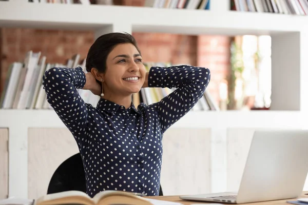 Indiano studente ragazza realizzare studio riposo mettere le mani dietro la testa — Foto Stock