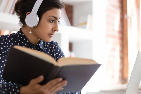 Donna indiana preparare saggio utilizzando il libro di testo e internet sito online — Foto Stock